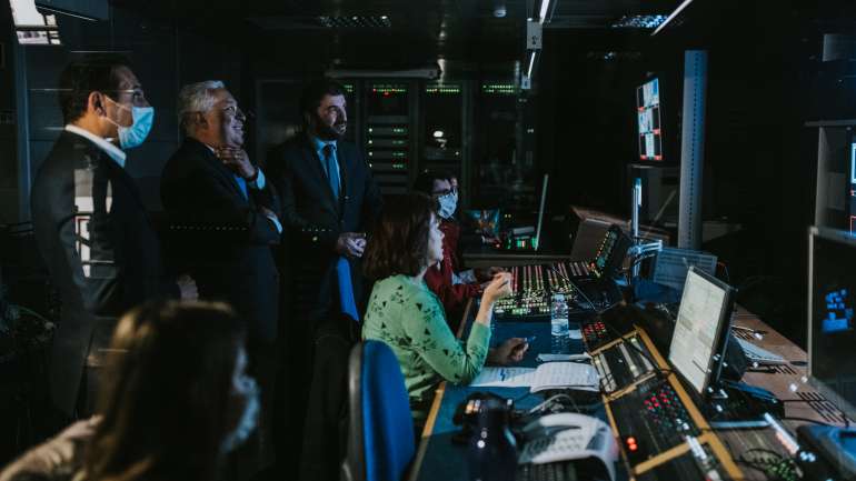Ministro da Educação acompanhou primeiro-ministro numa visita à RTP para assistir às gravações do Estudo em Casa, a nova telescola