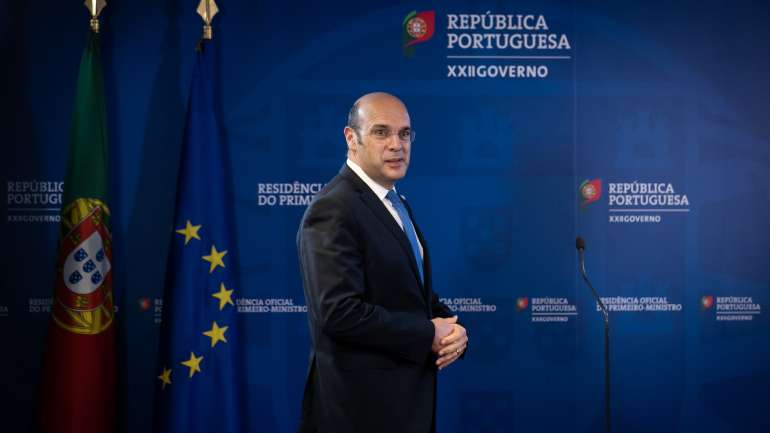Número dois do Governo diz que levantamento de restrições também depende de adaptação de empresas e transportes e da existência de máscaras suficientes.
