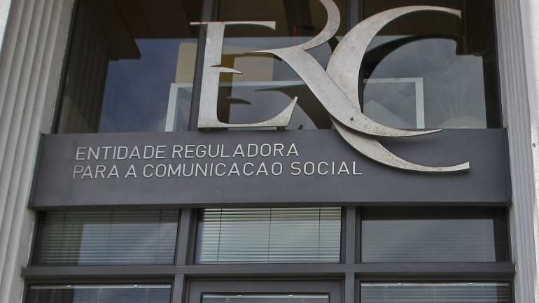 A promoção da literacia mediática é apresentada como uma dimensão indissociável da missão do serviço público, enquanto instrumento de reforço da cidadania, do pluralismo e da resiliência democrática face à desinformação