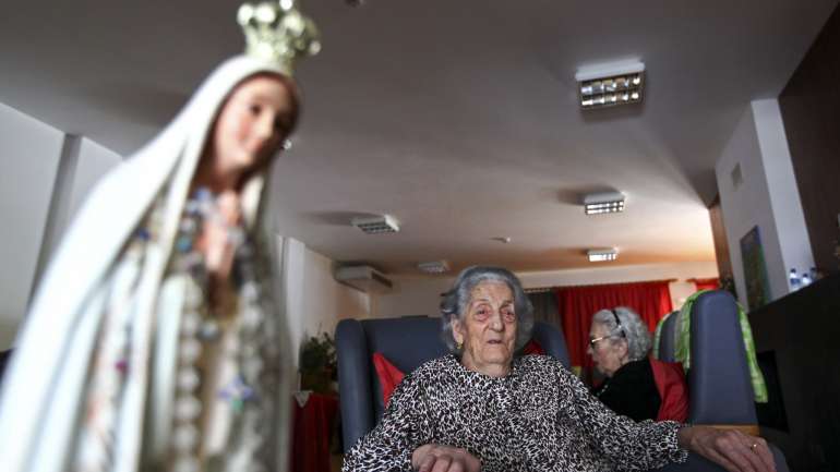 O Lar de Santa Isabel acolhe cerca de 120 utentes com idades entre os 75 e 90 anos, e tem cerca de 100 funcionários