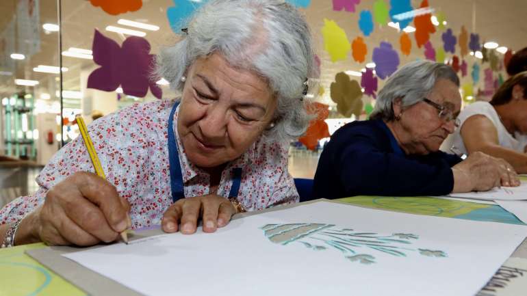 Além destes seis utentes, foram também infetados com o novo coronavírus oito funcionários do lar e quatro contactos próximos