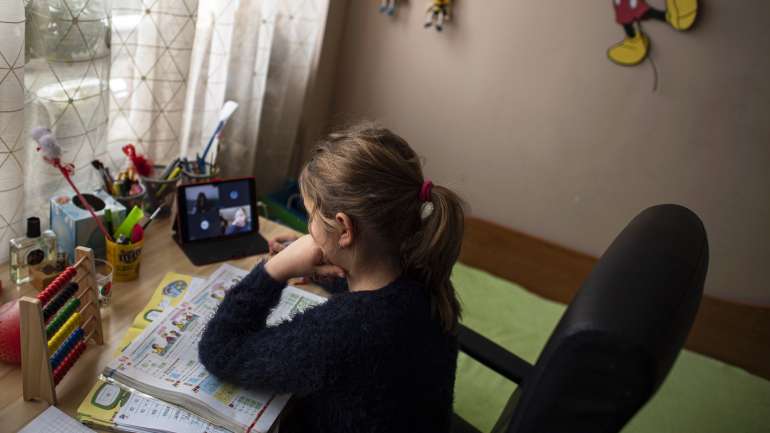 O apoio excecional à família aplica-se aos trabalhadores que faltem ao trabalho por motivos de assistência a filhos ou outros menores a cargo