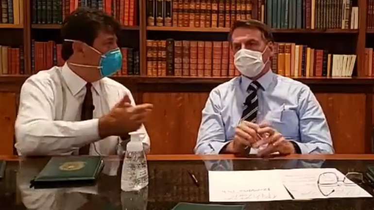 O Presidente do Brasil, Jair Bolsonaro, ao lado do ministro da Saúde que demitiu. Bolsonaro já foi testado por causa do novo coronavírus