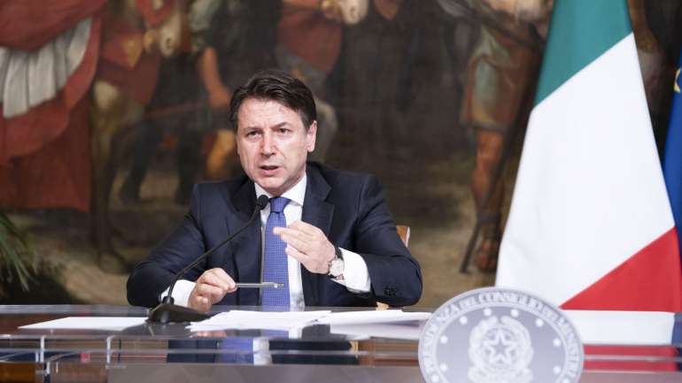 O primeiro-ministro, Giuseppe Conte, esteve reunido no sábado à noite com o comité técnico-científico
