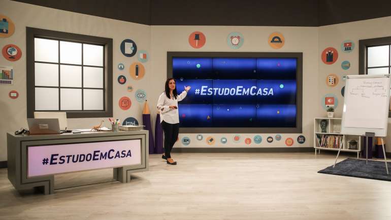 As aulas começam às 9h para os mais pequenos e terminam às 17h30 depois das matérias dadas aos do 9.º ano. A grelha horária está disponível em https://www.rtp.pt/estudoemcasa-apresentacao/