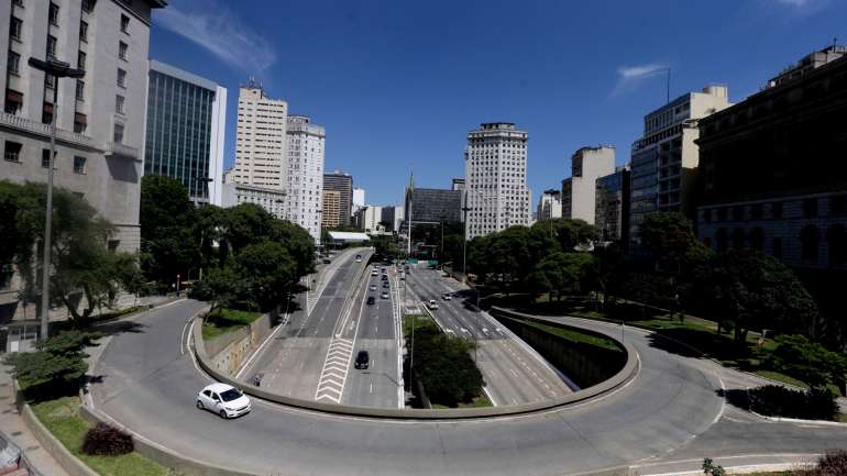 São Paulo mantém fechados todos os estabelecimentos comerciais não essenciais e é o epicentro da pandemia no Brasil