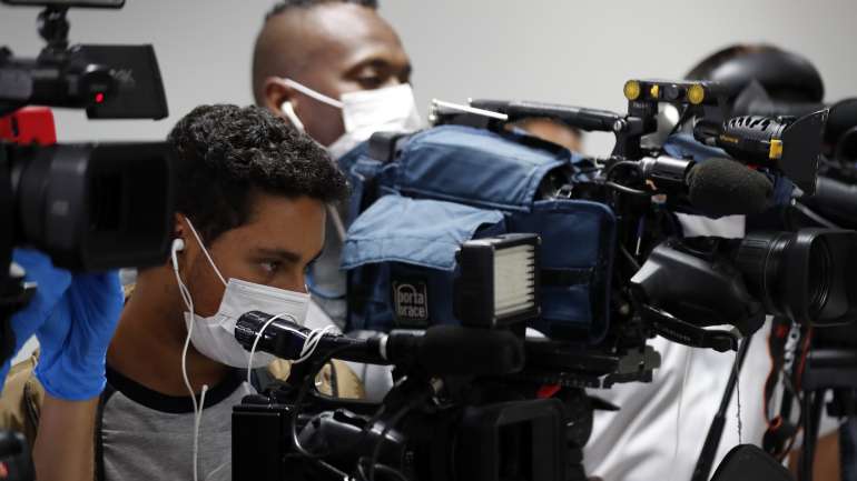 "A comunicação social livre é sempre essencial, mas nunca dependemos tanto dela como durante esta pandemia, quando tantas pessoas estão isoladas e temem pela saúde", defendeu a também ex-Presidente chilena