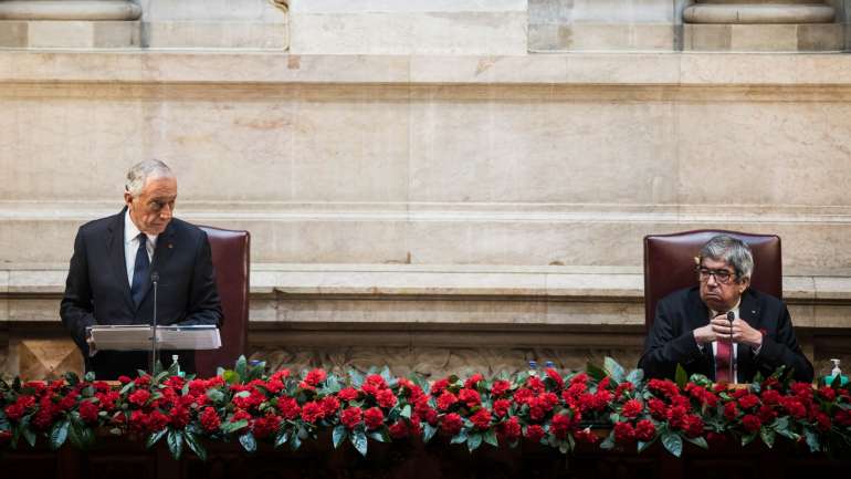 Ao lado de Ferro Rodrigues, no topo do hemiciclo, Marcelo apoiou a decisão do presidente da Assembleia da República criticada na última semana.