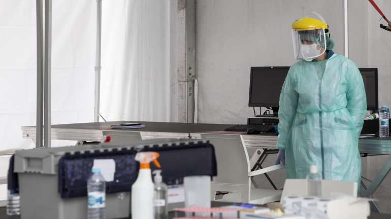Do total de mortes registadas no país desde o início do surto, 14.050 aconteceram em hospitais e 8.564 em lares de idosos