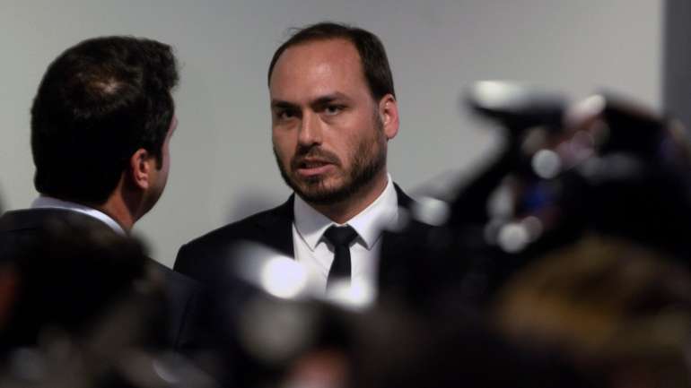 Carlos Bolsonaro está a ser investigado por suspeita de ser um dos líderes do grupo que cria notícias falsas para intimidar e ameaçar autoridades públicas na internet