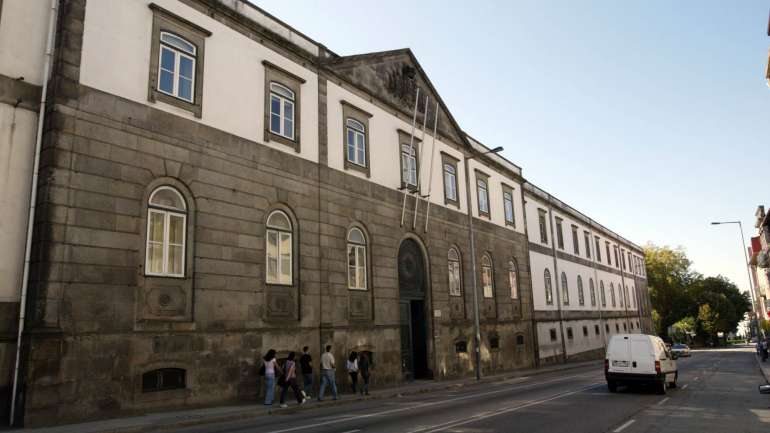 Reitor adianta que a Universidade vai providenciar máscaras, dispensadores à base de álcool, barreiras de acrílico nos locais de atendimento e equipamentos para desmaterialização dos pagamentos