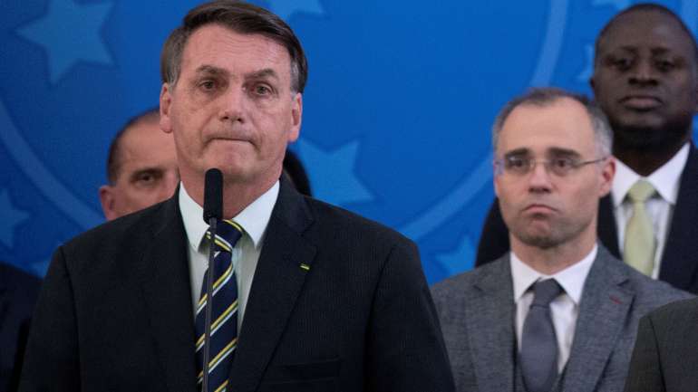 "Eu quero o Ramagem lá [chefia da Polícia Federal]. É uma ingerência, não é? Vamos fazer tudo para colocar o Ramagem. (...) É dever dela [Advocacia-Geral da União] recorrer. Quem manda sou eu", declarou Bolsonaro