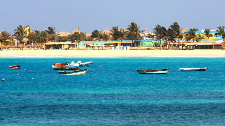 Com 196.557 hóspedes, o mercado britânico voltou a ser o principal emissor de turistas para Cabo Verde, representando 24% do total, liderando também no tempo de estadia, que foi, em média, de 8,1 dias em 2019