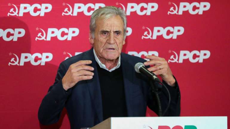 Na versão do aparelho comunista, o funcionário terá recusado a nova colocação e funções, tendo a sua dispensa sido efetivada em maio de 2018