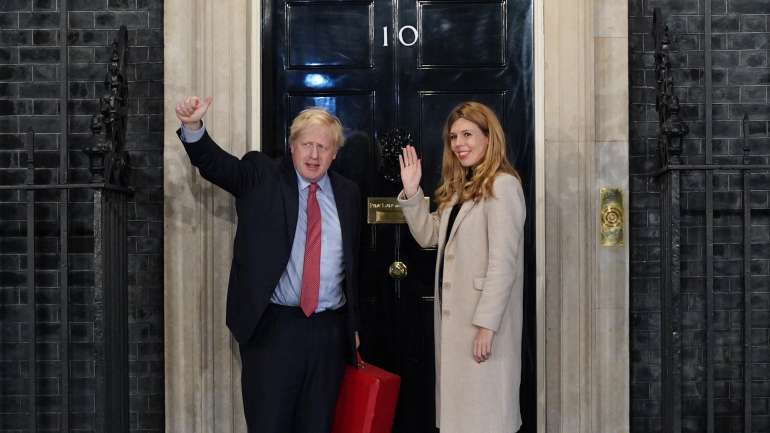 Boris Johnson e Carrie Symonds, ex-assessora do Partido Conservador, estão noivos e tiveram o seu primeiro filho enquanto casal a 29 de abril