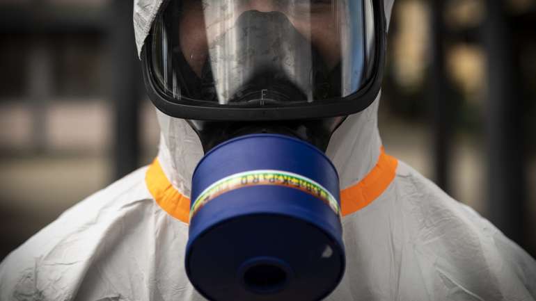 A China (excluindo os territórios de Hong Kong e Macau), onde a epidemia começou no final de dezembro, contabilizou oficialmente um total de 82.875 casos (um novo entre sexta-feira e sábado)