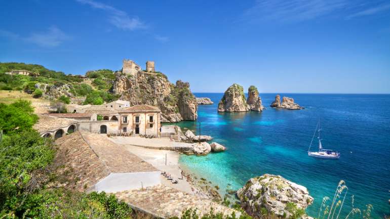 Taormina fica na costa leste da Sicília, perto do Monte Etna, e é um dos principais pontos turísticos da ilha italiana