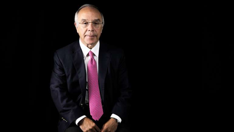 O antigo líder do PSD defende que o Governo terá de tomar uma decisão em relação à TAP "até ao final de maio"