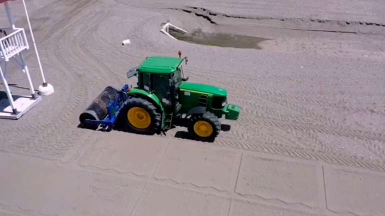 A autarquia recorreu a um rolo adaptado instalado num trator para desenhar as quadrículas na areia