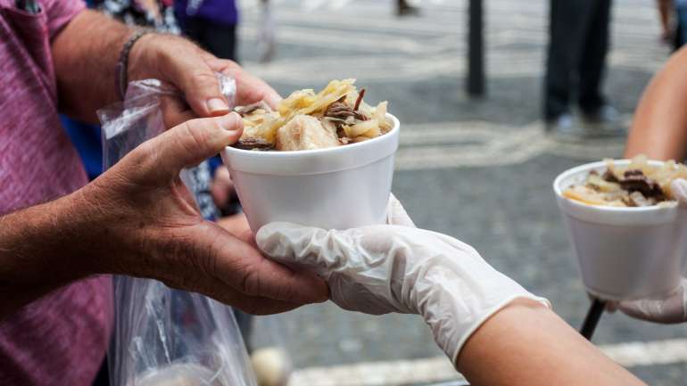 A Cozinha Social temporária fornece gratuitamente duas refeições diárias "a pessoas e famílias que se encontrem em situações de vulnerabilidade"