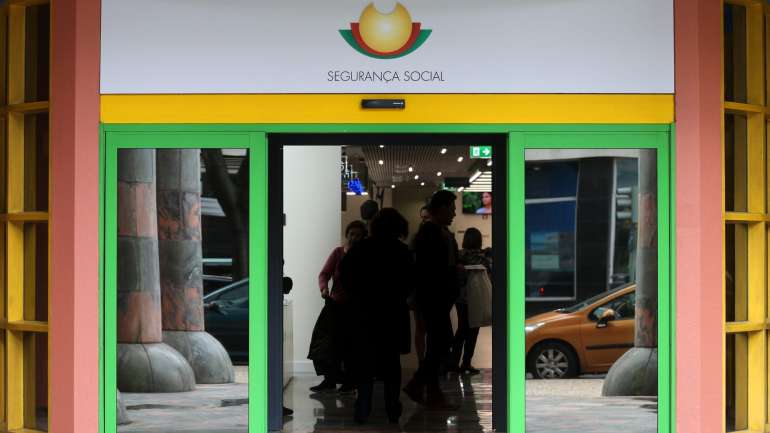 Só em abril, o número de pedidos à Segurança Social superou os 53 mil, mais 10 mil do que os pedidos que entraram em todo o mês de março