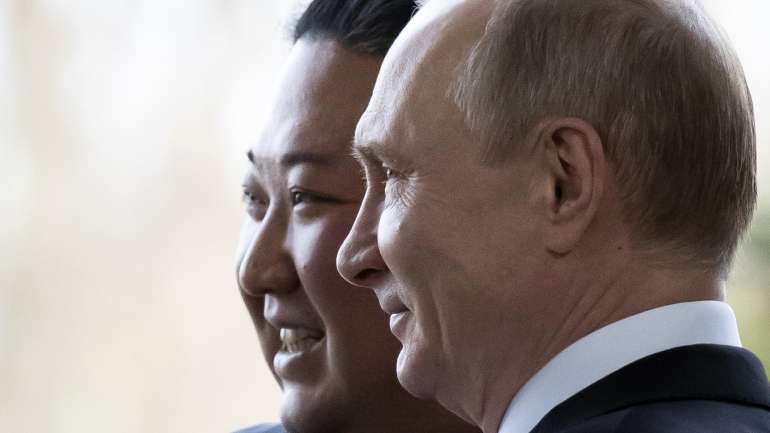 O embaixador da Rússia na Coreia do Norte entregou a medalha esta terça-feira ao ministro dos Negócios Estrangeiros norte-coreano