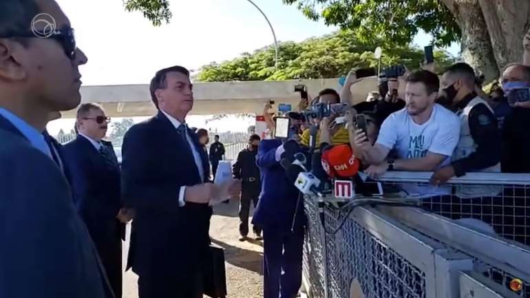 Jair Bolsonaro estava a criticar a capa do Folha de São Paulo quando mandou calar jornalista do Estado de São Paulo