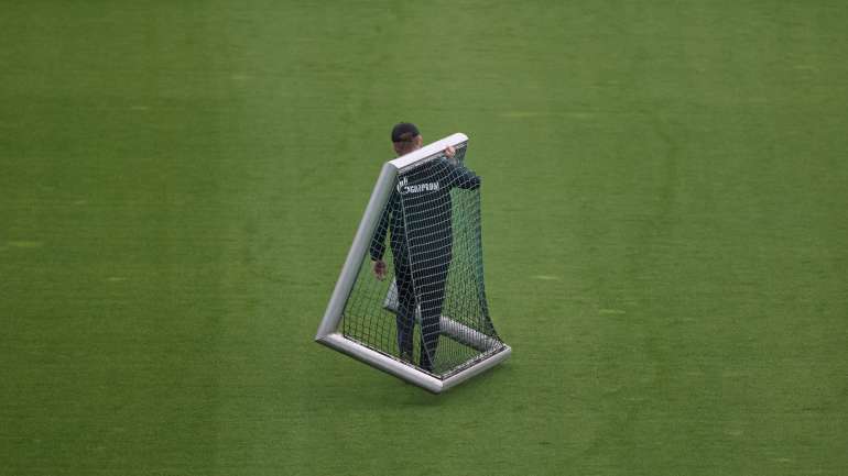 "O recomeço das competições deve ser precedido por uma quarentena de duas semanas, se necessário na forma de campos de treino", especifica-se no projeto de acordo