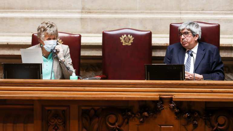"Foi decidido que o uso se máscara não é obrigatório para o uso da palavra no plenário ou nas comissões, para o restante funcionamento [da Assembleia da República] é obrigatório", informou a deputada socialista Maria da Luz Rosinha