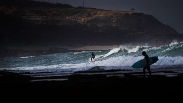 Este é o terceiro dia em que os surfistas regressam às ondas desde que foi autorizada a utilização das praias para desportos individuais, determinada com o fim do estado de emergência