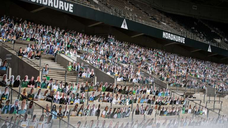 Borussia Mönchengladbach distribuiu cartolinas com caras de adeptos pelo estádio para dar outro a cor aos jogos à porta fechada