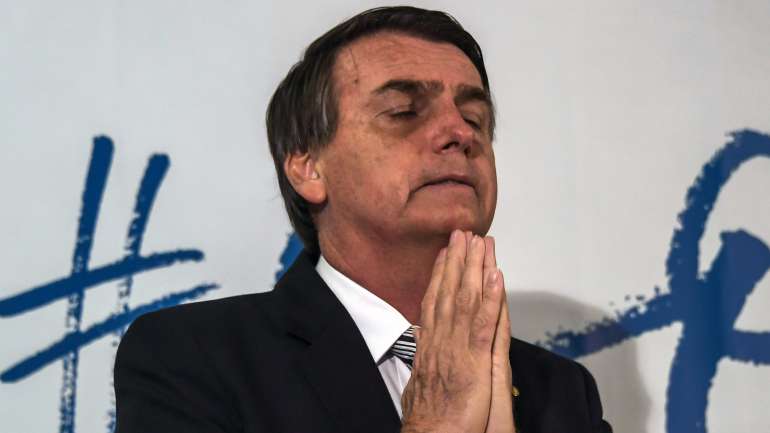 "Eu não sei se hoje [terça-feira] o número de mortes foi menor do que ontem, mas se foi é um sinal de que o pior já passou", disse Bolsonaro