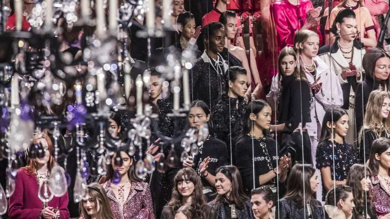 O anúncio saído da capital francesa foi feito esta quarta-feira pela Federação de Alta Costura e Moda