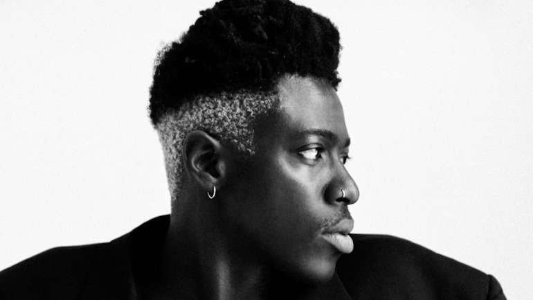 Moses Sumney deixou de ser um baladeiro clássico para pertencer ao mesmo universo de gente esquisita como Arca ou Angel Olsen ou da violoncelista Kelsey Lu