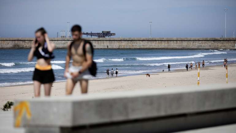 Embora não seja ainda certo nem como nem quando vão reabrir as praias, há autarquias e entidades, como o Turismo de Portugal, a avançarem com diversas propostas para salvaguardar a segurança