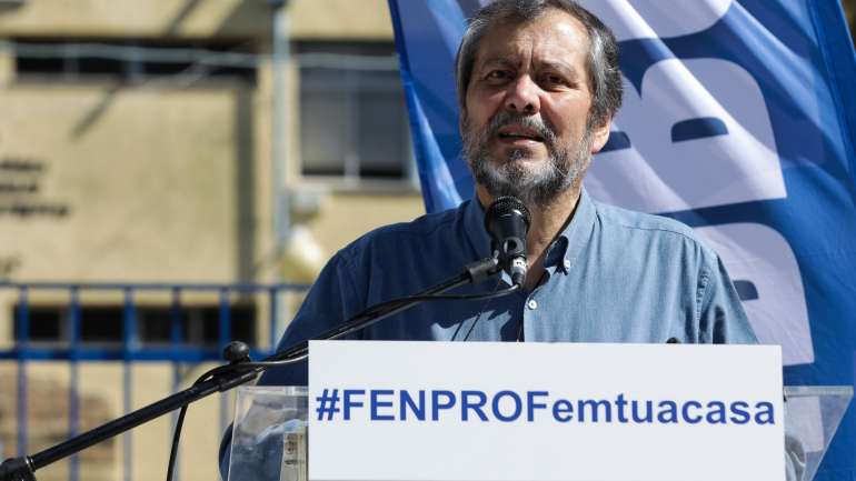 "Os problemas não se resolvem na escola só com máscaras e gel", defende Mário Nogueira