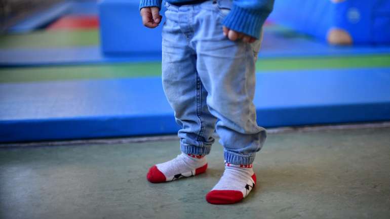 Sapatos não entram nas creches e brinquedos de casa também não
