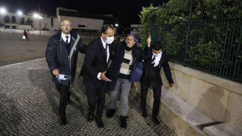 Momento da retenção do homem que tentou furar as barreiras do Santuário