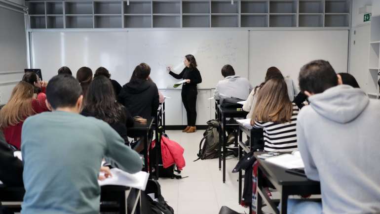 Ainda na semana passada, a secretária de Estado da Educação explicou que as escolas podem proceder à contratação de professores através das reservas de recrutamento semanais ou do regime de contratação de escola