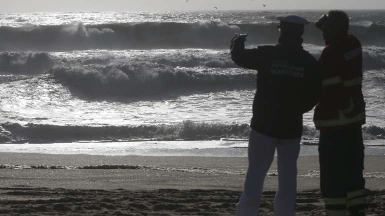 Homemde 19 anos foi resgatado com vida na praia da Baia, em Espinho, distrito de Aveiro, por nadadores salvadores