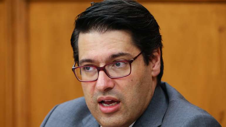Secretário de Estado das Finanças repetiu, no debate de atualidade no plenário, a argumentação do ministro e deixou as mesmas perguntas sem resposta.
