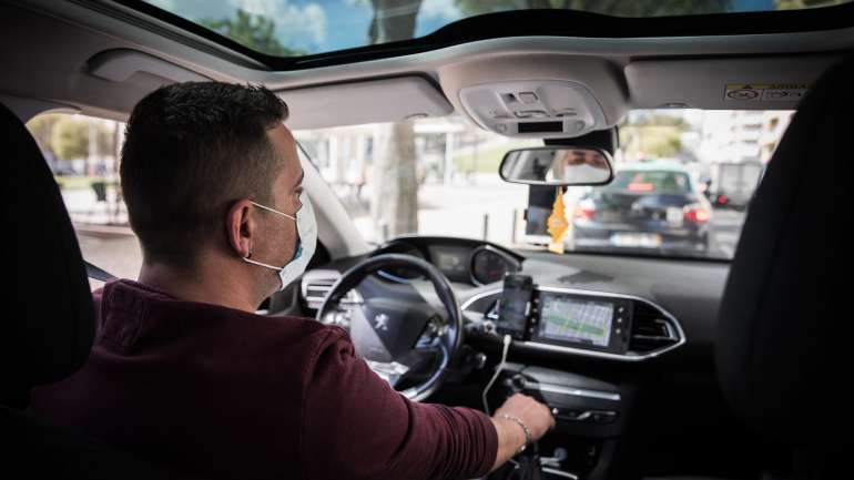 A Uber tem anunciado medidas para combater os efeitos da pandemia. Atualmente, o presidente executivo da empresa abdicou do salário devido às quebras.