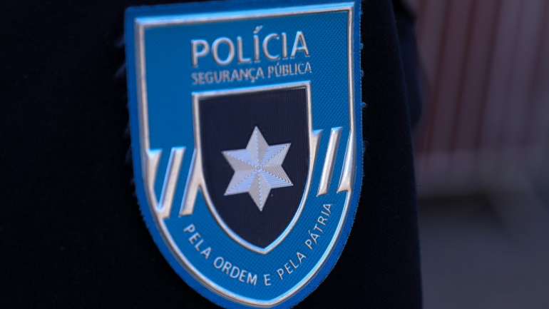 Segundo a PSP, o homem de 39 anos é suspeito da prática do crime de roubo de um telemóvel, no valor de 1.100 euros, por via de agressões