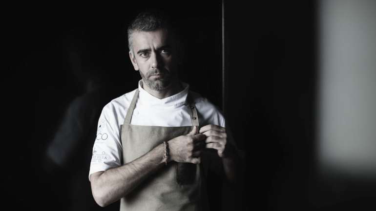 Alexandre Silva recebeu uma estrela Michelin em 2016 à boleia do restaurante Loco. Fogo é o seu mais recente projeto, onde aposta numa cozinha exclusivamente feita sobre brasas