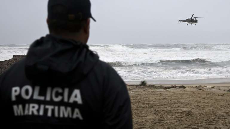 De imediato foram iniciadas buscas por mar e por terra, que não tiveram sucesso até ao momento