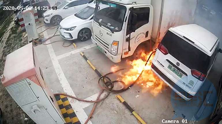 Numa questão de segundos, o primeiro veículo eléctrico incendiou-se e o fogo propagou-se aos restantes