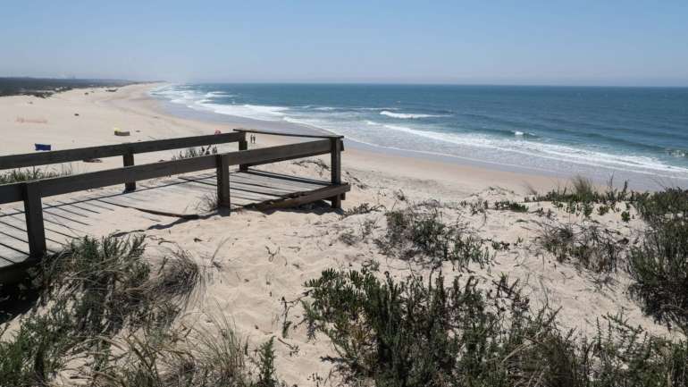 Em fevereiro, o mar avançou vários metros sobre as dunas, devido às marés e à forte ondulação, e destruiu parte do passadiço que ligava as praias da Barra e Costa Nova