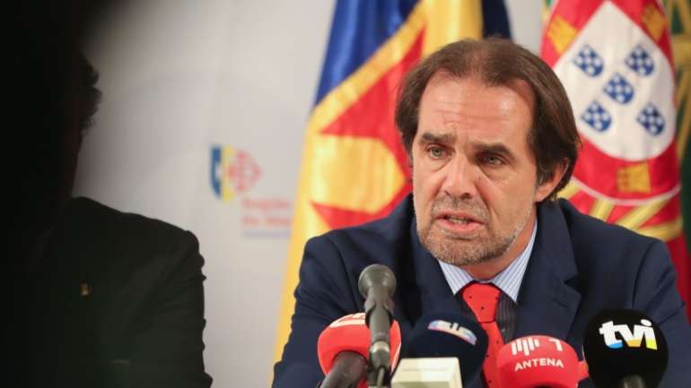 "O resultado [do teste realizado à chegada] determinará a situação do passageiro", disse Miguel Albuquerque. E esclareceu: "Se o teste for negativo, poderá seguir o seu caminho. Sendo positivo, sujeitar-se-á ao respetivo tratamento."