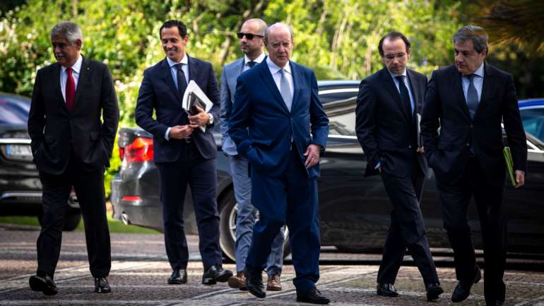 Pedro Proença com os líderes dos três "grandes" a caminho de São Bento para uma reunião onde só marcou presença após convite de Fernando Gomes