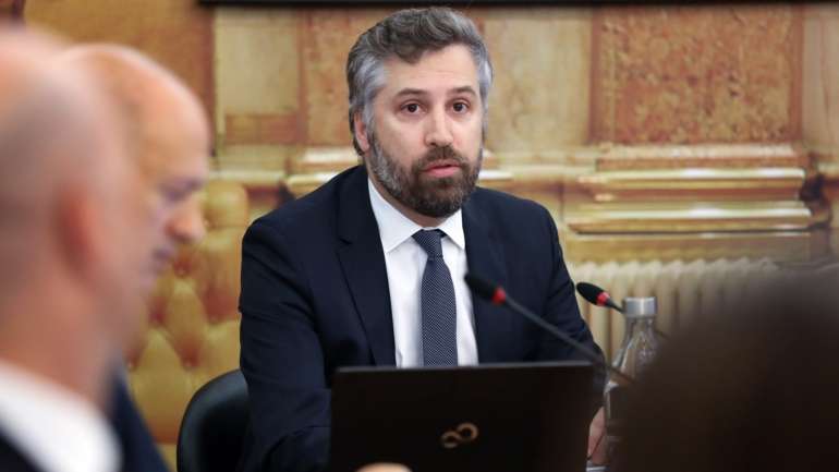 A decisão corresponde a um recuo face ao que o Governo tinha definido numa portaria publicada a 2 de maio em Diário da República, e que estabelecia um limite máximo de passageiros (dois terços) para o transporte aéreo